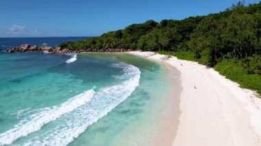 Anse Cocos plajı, La Digue Seyşeller plajı, Seyşeller 'de lüks bir tatil sırasında tropikal plaj. Tropik sahil Anse Cocos, La Digue Seyşeller
