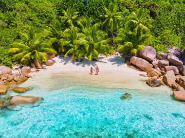 Anse Lazio Praslin Seyşeller. Seyşeller 'de lüks bir tatil sırasında tropik bir plajda yaşayan genç bir çift. Tropik plaj Anse Lazio Praslin Seyşeller