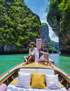 Krabi Tayland 'daki lüks uzun kuyruklu tekne, çift erkek ve kadın Krabi Tayland' daki 4 numaralı tropik ada gezisinde. Asyalı kadın ve Avrupalı erkek Tayland 'da tatilde..