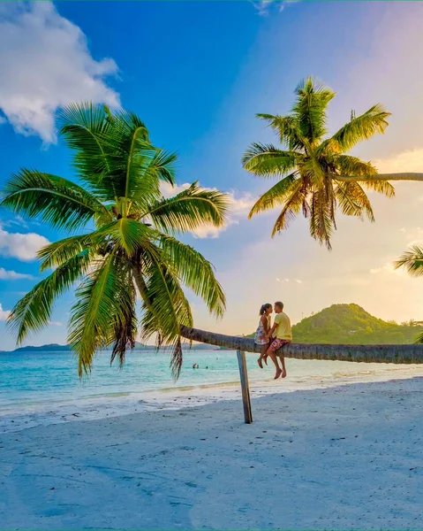 Praslin Seszele Tropikalna Wyspa Białymi Plażami Palmami Para Mężczyzn Kobiet — Zdjęcie stockowe