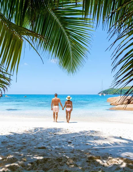Anse Lazio Praslin塞舌尔是一对年轻夫妇 他们在热带海滩度过了一个奢华的假期 热带海滩Anse Lazio Praslin塞舌尔热带岛屿 — 图库照片
