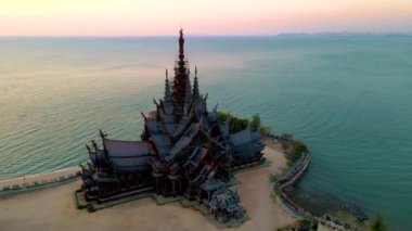 Okyanus kıyısındaki ahşap tapınak Doğruluk Tapınağı, Pattaya, Tayland, Günbatımında Doğruluk Mabedi