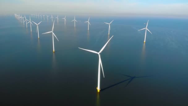 Widok Drona Turbinach Wiatraków Morzu Generujących Zieloną Energię Holandii Niebieskim — Wideo stockowe