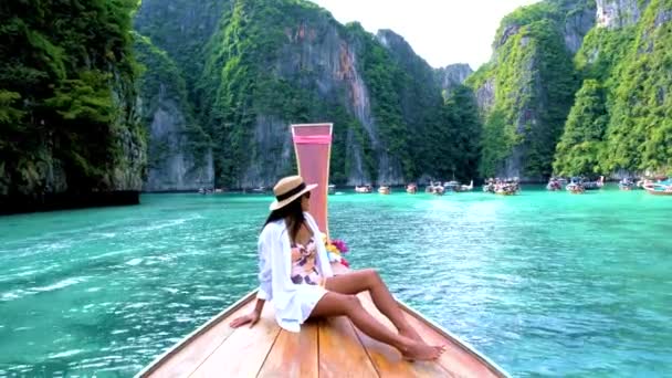 Taylandlı Kadınlar Pileh Lagünündeki Uzun Kuyruklu Teknenin Önünde Koh Phi — Stok video
