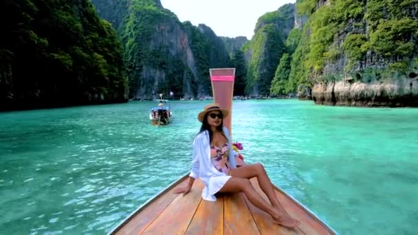 Mujeres Tailandesas Frente Bote Cola Larga Laguna Pileh Con Océano — Vídeos de Stock