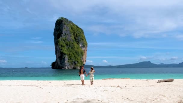 Koh Poda Krabi Tailândia Uma Mulher Asiática Homem Europeu Caminhando — Vídeo de Stock