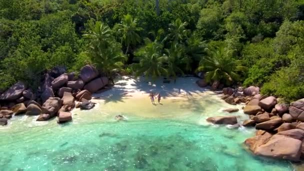 Anse Lazio Praslin Seychelles Young Couple Men Women Tropical Beach — Αρχείο Βίντεο