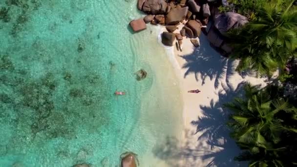 Anse Lazio Praslin Seychelles Young Couple Men Women Tropical Beach — Video Stock