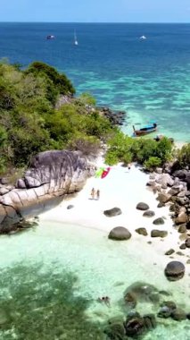 Kla Adası sahilinde, Koh Lipe Adası 'nın önünde, Güney Tayland' da, turkuaz renkli okyanus ve güneşli bir günde Ko Lipe 'de kanosu olan beyaz kumlu plaj.