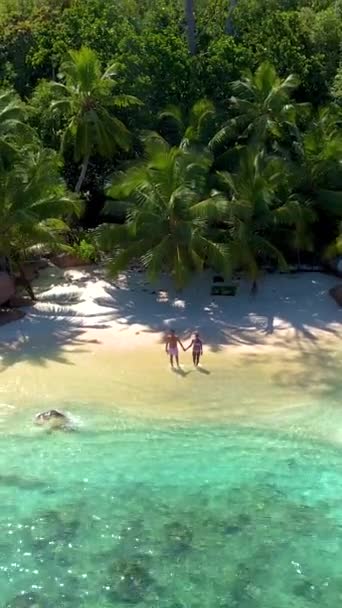 Anse Lazio Praslin Seychely Mladý Pár Mužů Žen Tropické Pláži — Stock video