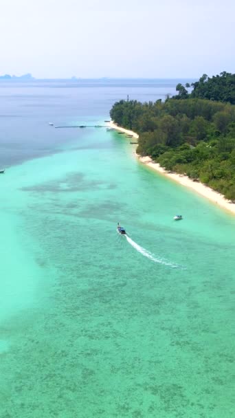 泰国Koh Kradantrang岛的无人机图像 从上方俯瞰Koh Kradan Island Trang 海滩上有长尾船 — 图库视频影像