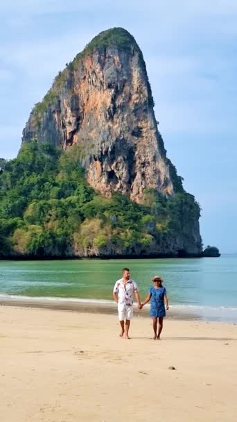 ラレイビーチクラビタイ ラレイクラビの熱帯ビーチ 晴れた日にビーチを歩く男性と女性のカップル タイのアイドルビーチのパノラマビュー — ストック動画