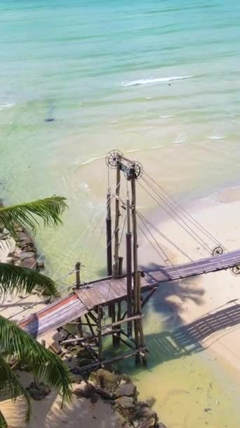 在高口岛上的热带海滩上 有棕榈树和一个阳光明媚的草屋色的大海 俯瞰着泰国燕麦的空中无人机 — 图库视频影像