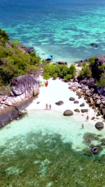 Kla Adası sahilinde, Koh Lipe Adası 'nın önünde, Güney Tayland' da, turkuaz renkli okyanus ve güneşli bir günde Ko Lipe 'de kanosu olan beyaz kumlu plaj.