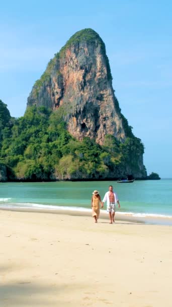Railay Beach Krabi Tailândia Praia Tropical Railay Krabi Par Homens — Vídeo de Stock