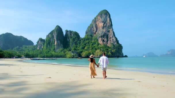 Рейлі Біч Крабі Таїланд Тропічний Пляж Рейлі Крабі Різноманітна Пара — стокове відео