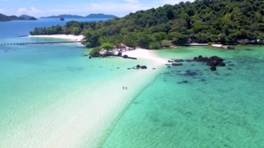 Tayland 'da Koh Kham Adası Trat Koh Mak adlı tropikal bir adada yaşayan bir çift. Beyaz kumlu tropik sahil ve palmiye ağaçlı mavi okyanus