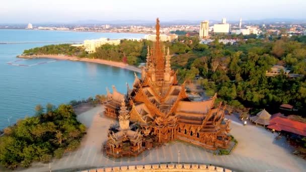 Okyanus Kıyısındaki Tahta Tapınak Pattaya Tayland Günbatımında Doğruluk Mabedi Gün — Stok video