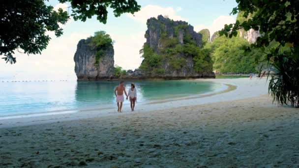 Koh Hong Island Krabi Tailândia Casal Diversificado Homens Mulheres Praia — Vídeo de Stock