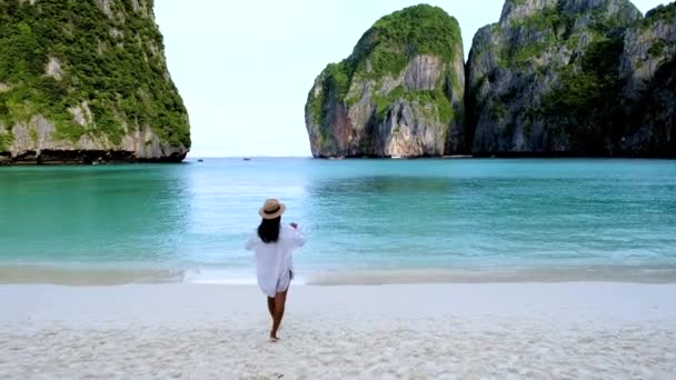 Wanita Thailand Dan Pria Kaukasia Dengan Topi Berjalan Pantai Teluk — Stok Video