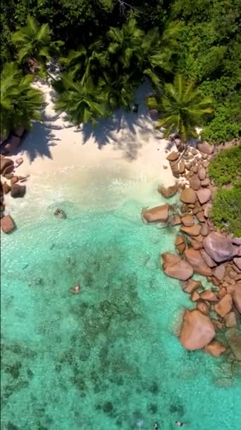 Anse Lazio Praslin Seychelles Egy Fiatal Pár Férfi Trópusi Tengerparton — Stock videók