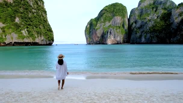 Mujeres Tailandesas Hombres Caucásicos Con Paseo Sombrero Playa Maya Bay — Vídeo de stock