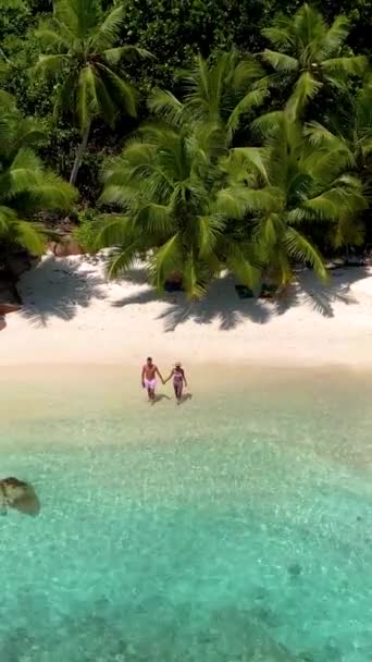 Anse Lazio Praslin Seychelles Una Joven Pareja Hombres Mujeres Una — Vídeo de stock