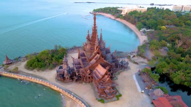在泰国帕塔亚的海洋旁的木制圣殿真理的圣殿 在日落时的真理塔的圣殿 在黄昏时的海洋旁的佛教圣殿 — 图库视频影像