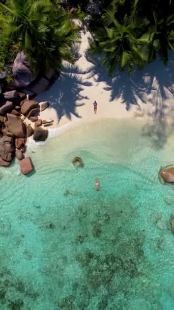 Anse Lazio Praslin Seychelles Jovem Casal Homens Mulheres Uma Praia — Vídeo de Stock
