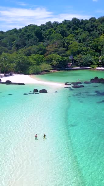 Пара Чоловіків Жінок Тропічному Острові Таїланді Острів Кхам Трат Мак — стокове відео