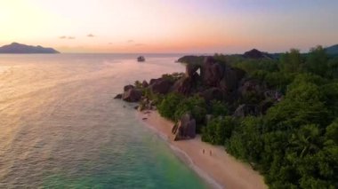 Anse Source dArgent, La Digue Seyşeller, Seyşeller 'de lüks bir tatil sırasında tropikal plaj. Tropik sahil Anse Kaynak dArgent, La Digue Seyşeller gün batımında renkli gökyüzü