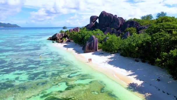 アンセスソース Dargent Digue Seychelles セーシェルで豪華な休暇中にトロピカルビーチ 成熟した男性と女性のカップル Anse Source Dargent のビーチを歩く — ストック動画