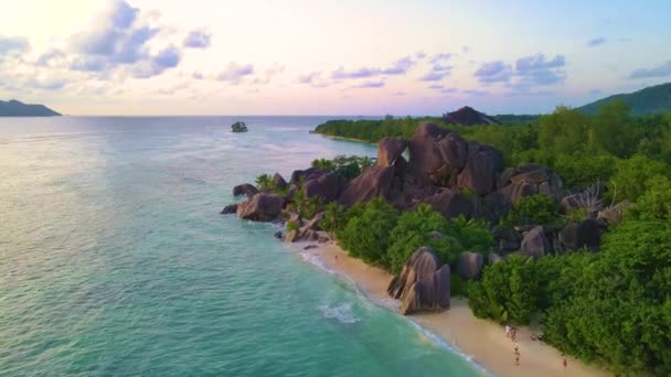 アンセスソース Dargent Digue Seychelles セーシェルで豪華な休暇中にトロピカルビーチ トロピカルビーチアンセソースDargent カラフルな空と日没でラディグセイシェル — ストック動画