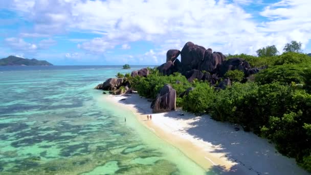 Anse Source Dargent Digue Seychelles 塞舌尔豪华度假期间的热带海滩 在塞舌尔拉迪古岛海滩上散步的一对成熟的男女 — 图库视频影像