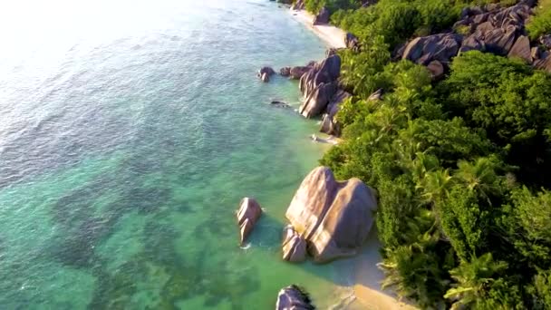 アンセスソース Dargent Digue Seychelles セーシェルで豪華な休暇中にトロピカルビーチ トロピカルビーチアンセソースDargent 晴れた日にラディグセイシェル — ストック動画