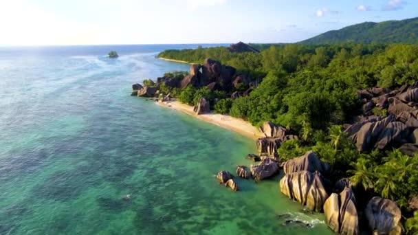 アンセスソース Dargent Digue Seychelles セーシェルで豪華な休暇中にトロピカルビーチ トロピカルビーチアンセソースDargent 晴れた夏の日にラディグセーシェル — ストック動画