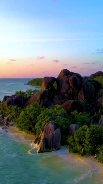 アンセスソース Dargent Digue Seychelles セーシェルで豪華な休暇中にトロピカルビーチ トロピカルビーチアンセソースDargent カラフルな空と日没でラディグセイシェル — ストック動画
