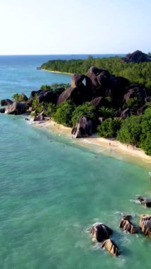 Anse Source dArgent, La Digue Seychelles, Seyşeller 'de lüks bir tatil sırasında tropikal plaj, Anse Source dArgent, La Digue Seychelles turkuaz renkli bir okyanusa sahip