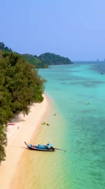 Tayland 'daki Koh KradanTrang adasının insansız hava aracı görüntüsü, yukarıdan Koh Kradan Adası' nın havadan görünüşü güneşli bir yaz gününde sahilde uzun kuyruklu botlarla Trang.