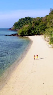 Tayland 'daki Koh Kradan adasının sahilinden insansız hava aracı görüntüsü. Tayland' da tatilde olan çeşitli Avrupalı erkek ve Asyalı kadınlar.
