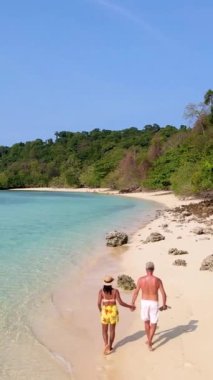 Tayland 'daki Koh Kradan adasının sahilinden insansız hava aracı görüntüsü. Tayland' da tatilde olan çeşitli Avrupalı erkek ve Asyalı kadınlar.
