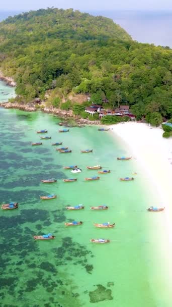 泰国南部科里普岛 有草屋色的海洋和白色沙滩 泰国科里普岛 有长尾船在海上 有无人驾驶飞机 — 图库视频影像