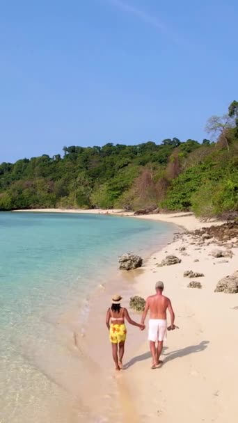 一对夫妇在泰国的Koh Kradan岛海滩散步 一对不同的欧洲男人和亚洲女人在泰国度假 — 图库视频影像