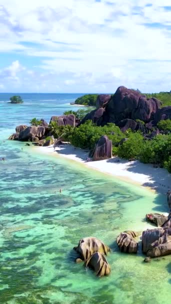 アンセスソース Dargent Digue Seychelles セーシェルでの豪華な休暇中にトロピカルビーチ トロピカルビーチアンセソース Dargent 晴れた日にラディグセーシェル — ストック動画