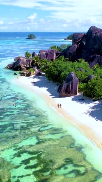 Couple Vacances Été Marchant Sur Plage Anse Source Dargent Digue — Video