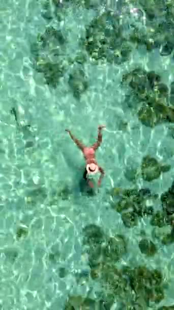 高丽普岛 一个热带岛屿 有蓝色的海洋和柔软的白色沙子 高丽岛泰国 暑假期间在海里放松地游泳的女人 — 图库视频影像