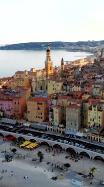 Fransız Rivierası, Fransa 'daki eski Menton kasabası. Menton Provence Cote d Azur üzerindeki insansız hava aracı görüntüsü gün batımında Menton Limanı 'nda.