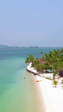 Tayland 'da Andaman Denizi' ndeki Koh Mook tropikal adası, Hindistan cevizi palmiyeleri ve hindistan cevizi renkli okyanusları olan plaj.