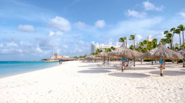 Palm Beach Aruba Karayipleri, Aruba Antilleri 'nde palmiye ağaçları olan uzun kumlu plaj..