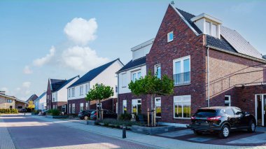 Modern aile evleri olan Hollanda Suburban bölgesi, Hollanda 'da yeni inşa edilmiş modern aile evleri, Hollanda' da aile evi, aile dostu modern banliyö mahallesinde yeni inşa edilmiş evler.